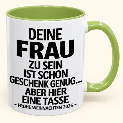 Deine Frau zu sein, ist Geschenk genug – Lustiges Weihnachten 2026 – Geschenk-Kaffeetasse mit farbigem Akzent (SKU2610-141)