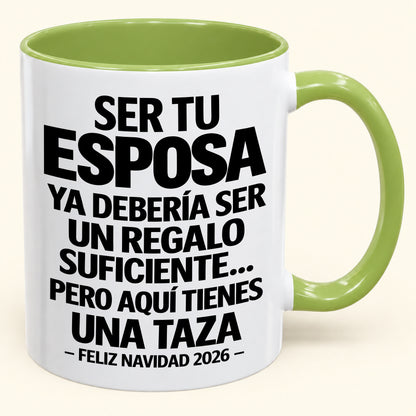 Ser tu esposa es regalo suficiente - Navidad divertida 2026 - Taza de café de regalo con borde de color (SKU2610-305)