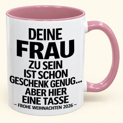 Deine Frau zu sein, ist Geschenk genug – Lustiges Weihnachten 2026 – Geschenk-Kaffeetasse mit farbigem Akzent (SKU2610-141)