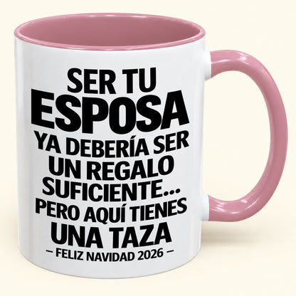 Ser tu esposa es regalo suficiente - Navidad divertida 2026 - Taza de café de regalo con borde de color (SKU2610-305)